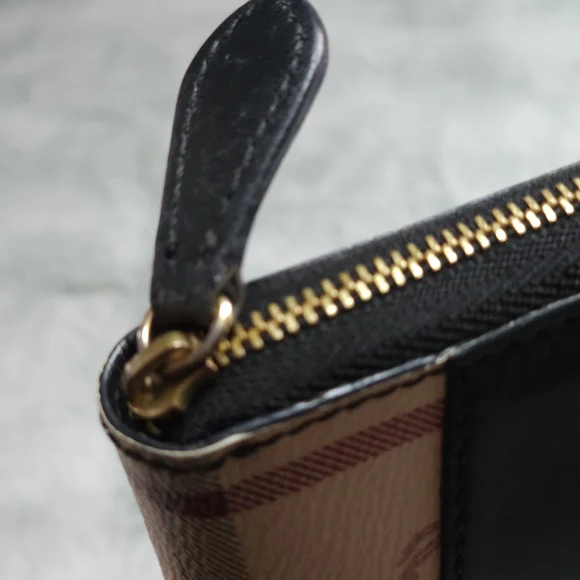 **Authentic**Burberry Haymarket Gladstone wallet  - Good Condition - Picture 5 of 10